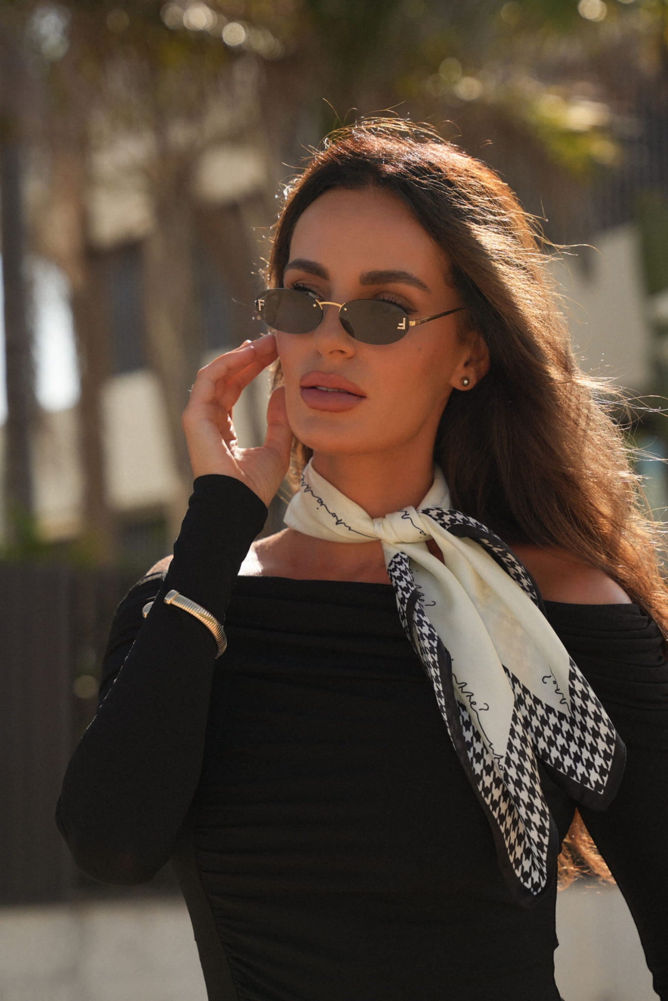 Detal wzoru pepitki na eleganckiej apaszce w kolorze kremowym, idealnej na każdą porę roku | KAMEA | Spironik.pl