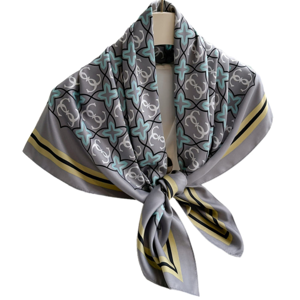 Detal apaszki z geometrycznym wzorem w odcieniach szarości i mięty, idealna do stylizacji na każdą porę roku | KAMEA | Spironik.pl