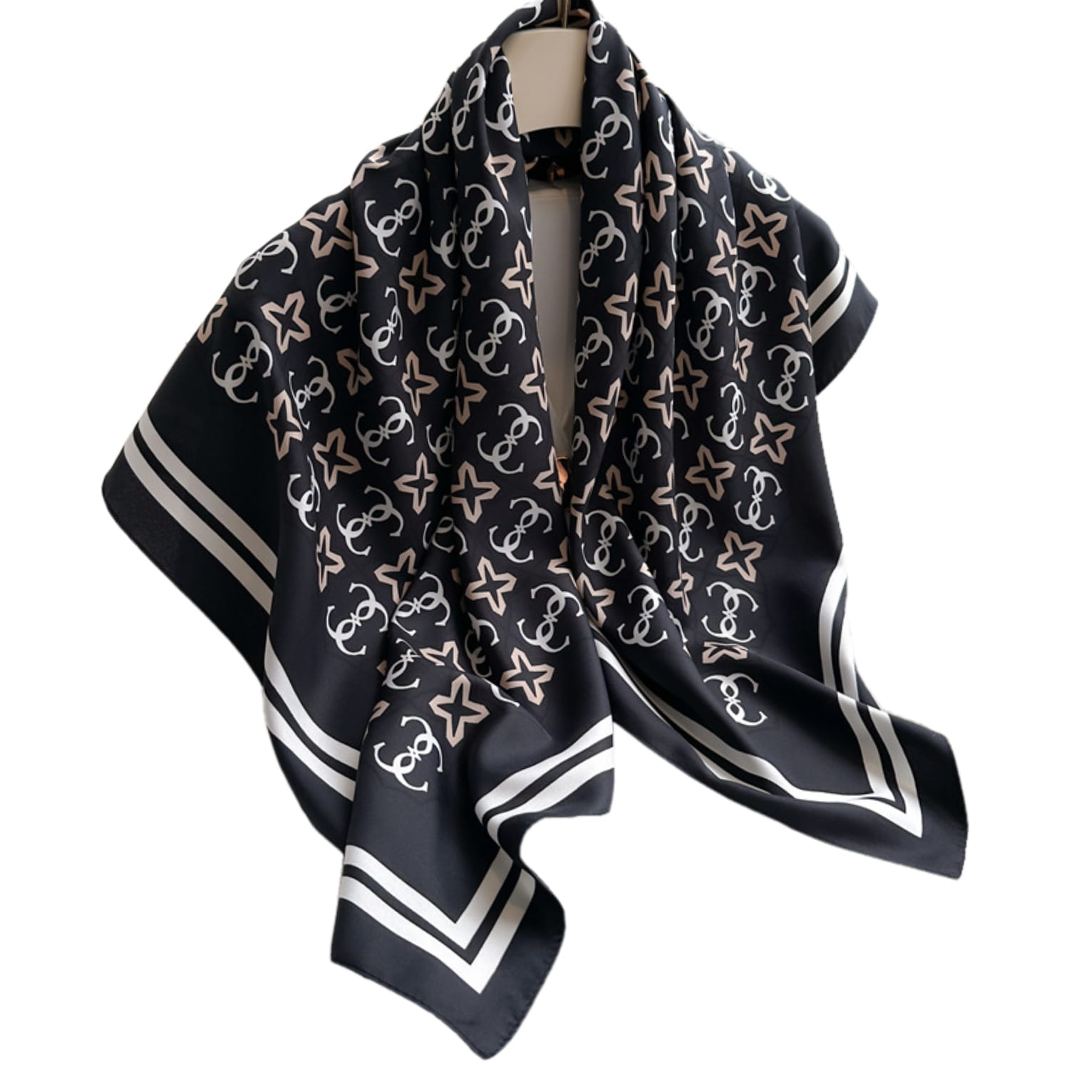 Detal apaszki w klasycznym stylu premium, ukazujący wzór monogramowy na czarnym tle | KAMEA | Spironik.pl