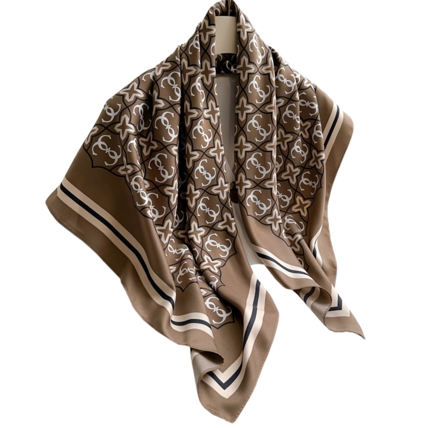 Apaszka w użyciu jako dodatek do stylizacji, noszona na szyi lub przy torebce, klasyczny design | KAMEA | Spironik.pl