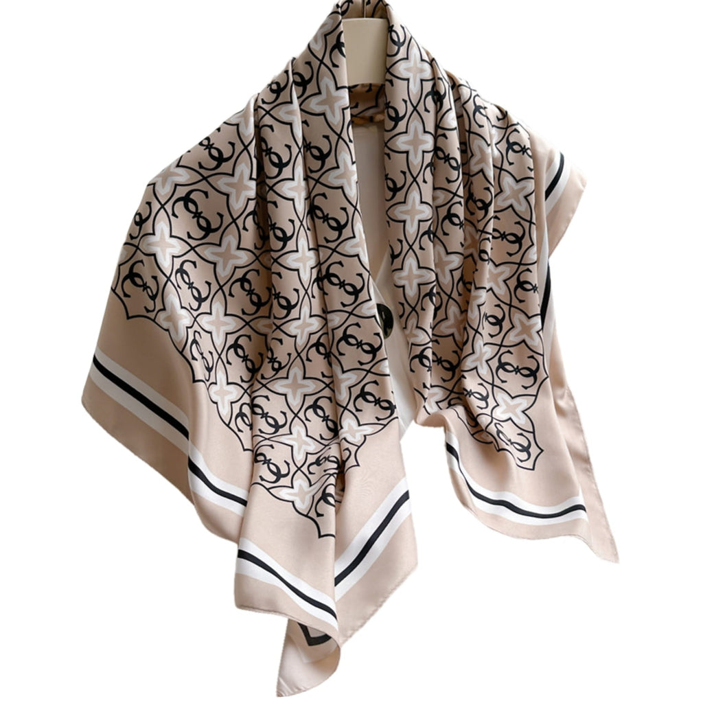 Detal apaszki z geometrycznym wzorem monogramowym i elegancką ramką w kontrastowym kolorze | KAMEA | Spironik.pl