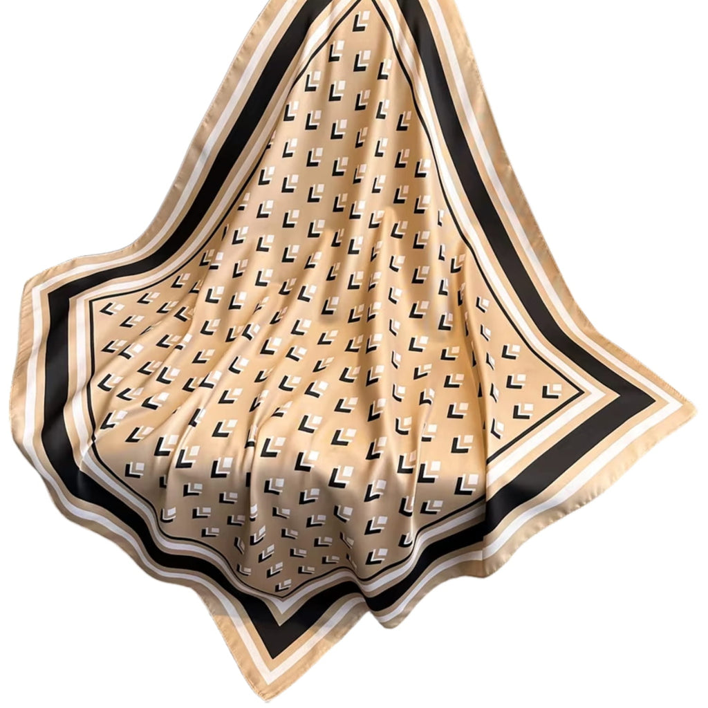 Apaszka w rozmiarze 90x90 cm, ukazująca geometryczny wzór w czerni i kremie na jasnym beżowym tle | KAMEA | Spironik.pl