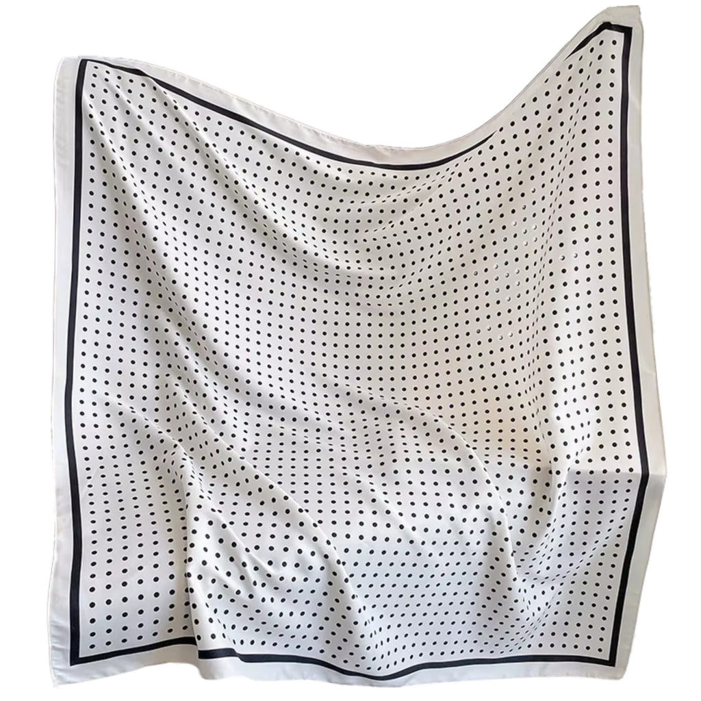 Biała apaszka w czarne groszki, leżąca na płasko, prezentująca swoje wymiary i wzór | KAMEA | Spironik.pl