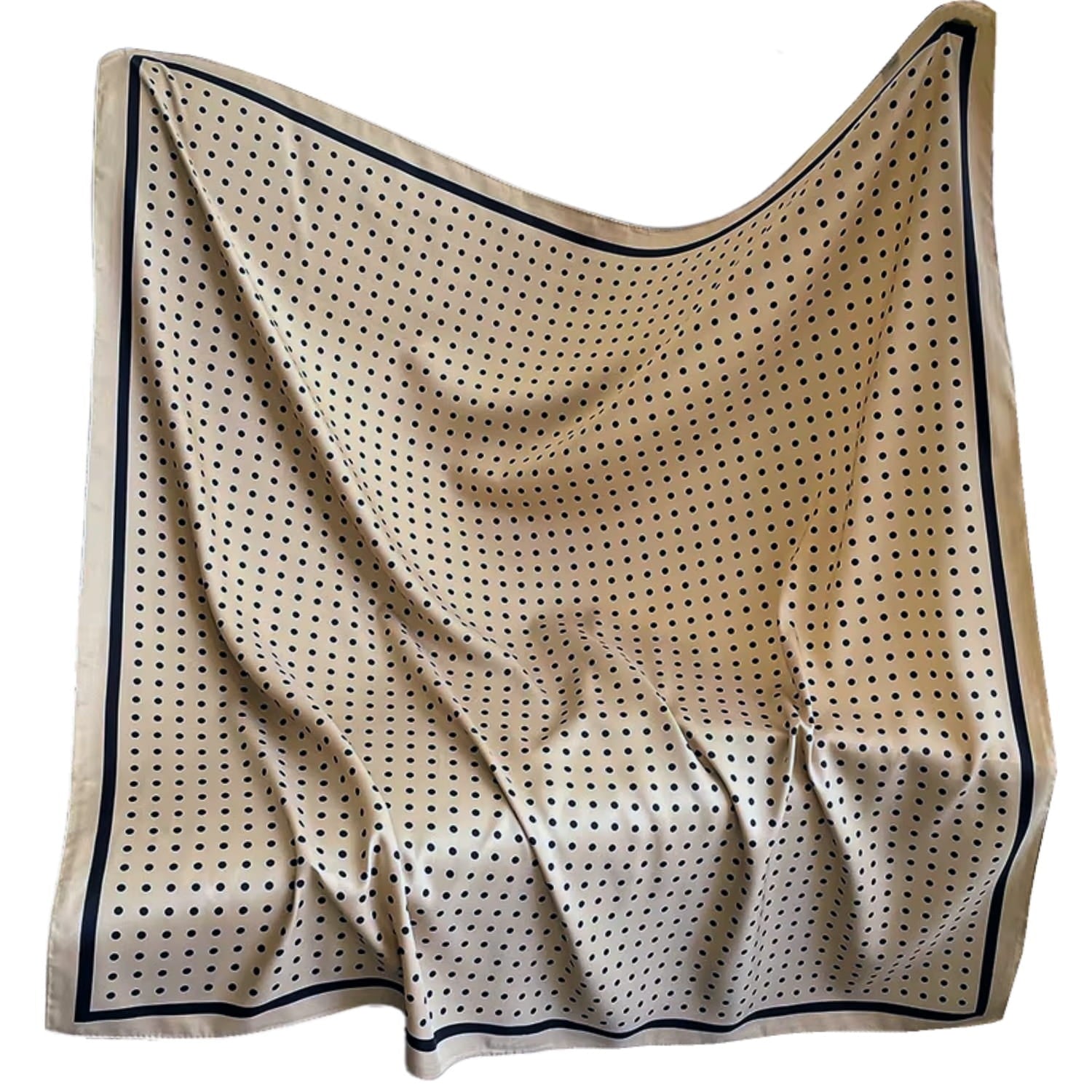 Beżowa apaszka w czarne groszki z bliska, prezentująca klasyczny wzór i lekkość materiału | KAMEA | Spironik.pl