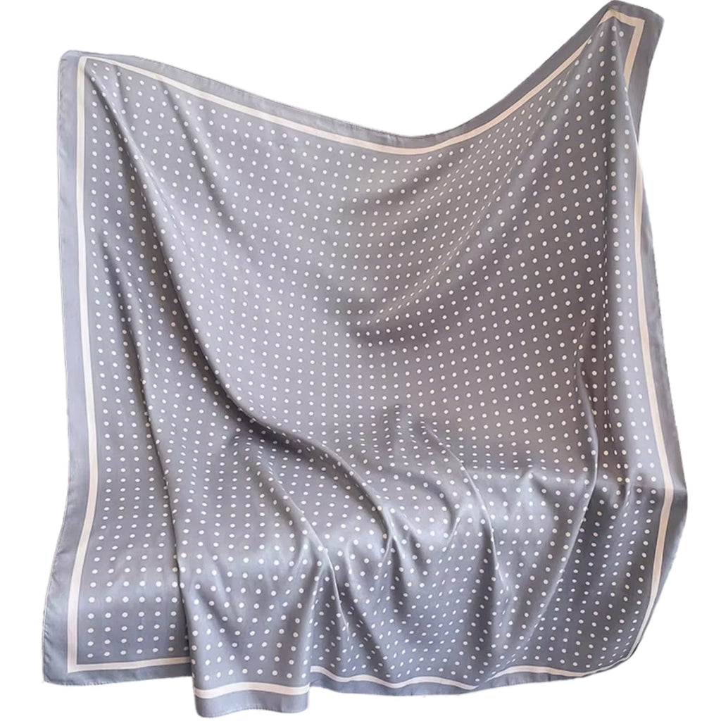 Apaszka w szarym kolorze, prezentująca się na modelce jako stylowy dodatek do codziennej stylizacji | KAMEA | Spironik.pl