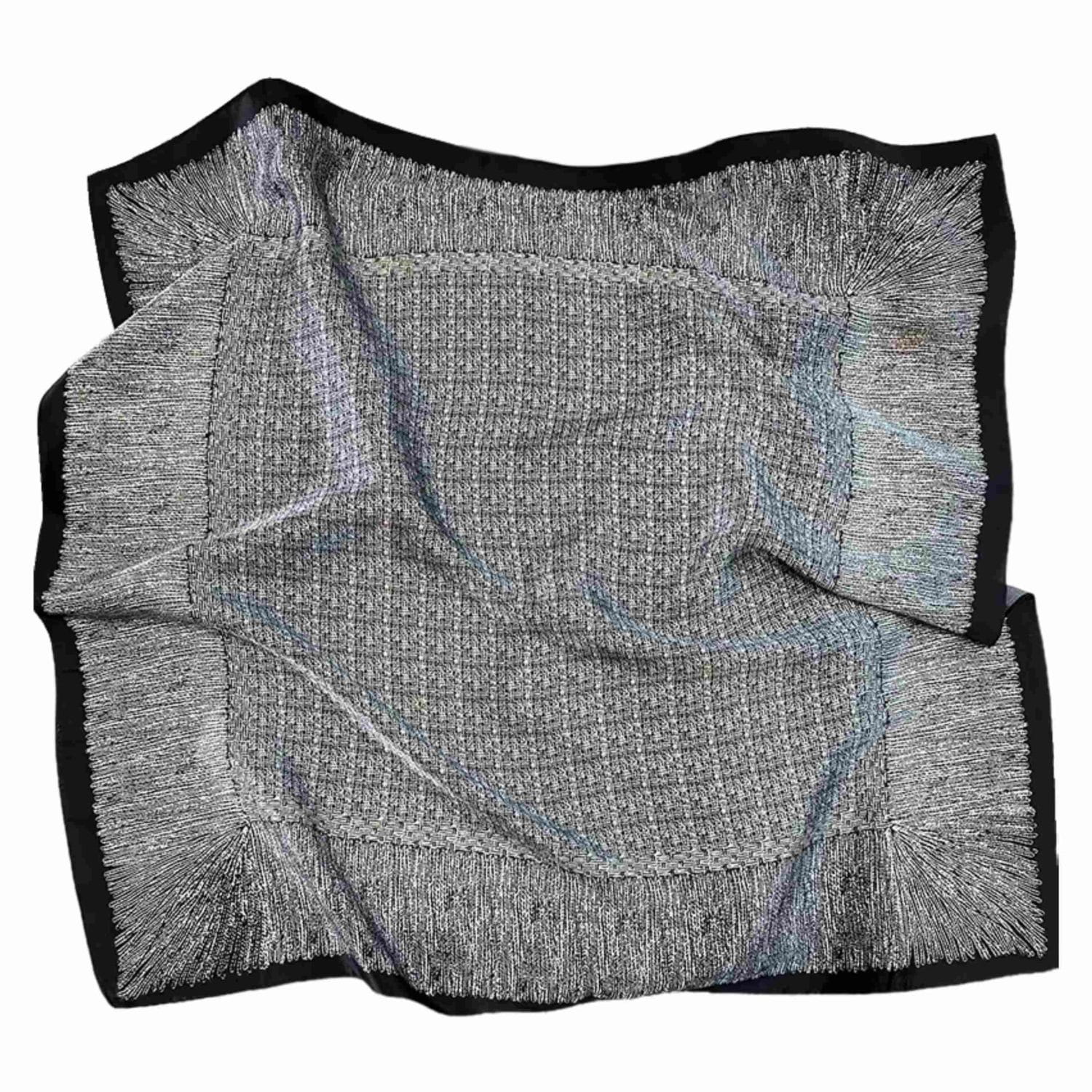 Apaszka, Model: F130//T34//13, Kolor: szary, Skład materiału: 100% Poliester, Przeznaczenie: Wielosezonowe, Wymiary(długość/szerokość): 90cm/90cm (Apaszka, zdjęcie 10)