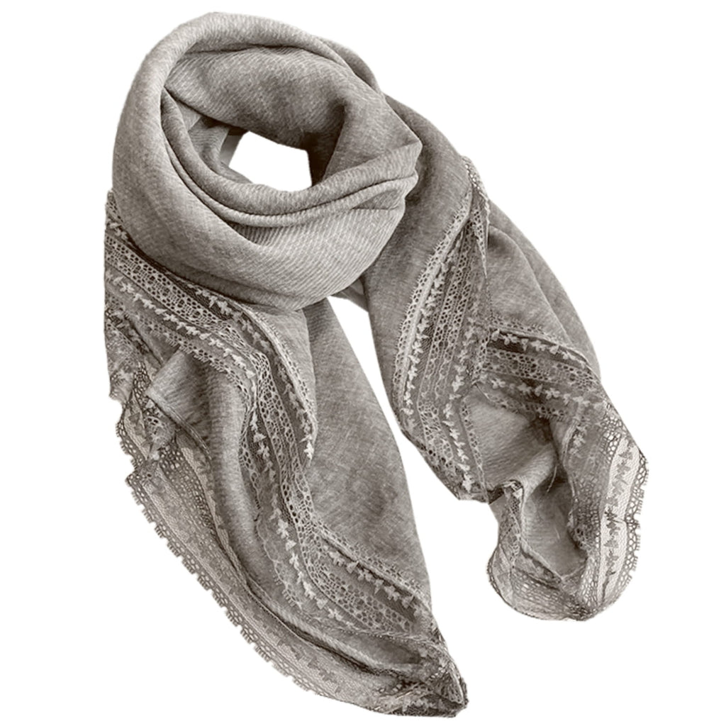 Detal koronki na krawędzi szarej chusty bawełnianej, materiał 80% bawełna, 20% poliester | KAMEA | Spironik.pl