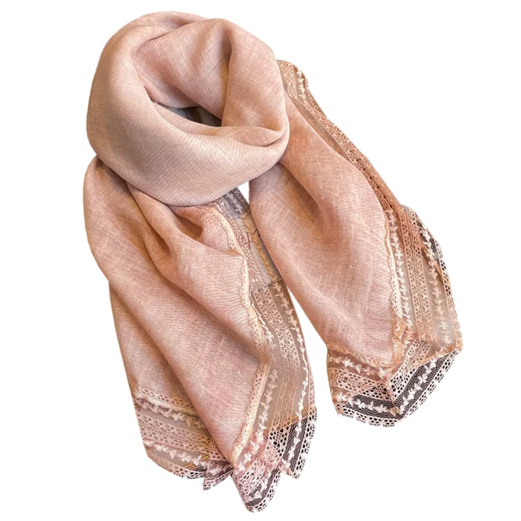 Chusta damska w pudrowym różu, prezentująca się elegancko w różnych stylizacjach | KAMEA | Spironik.pl