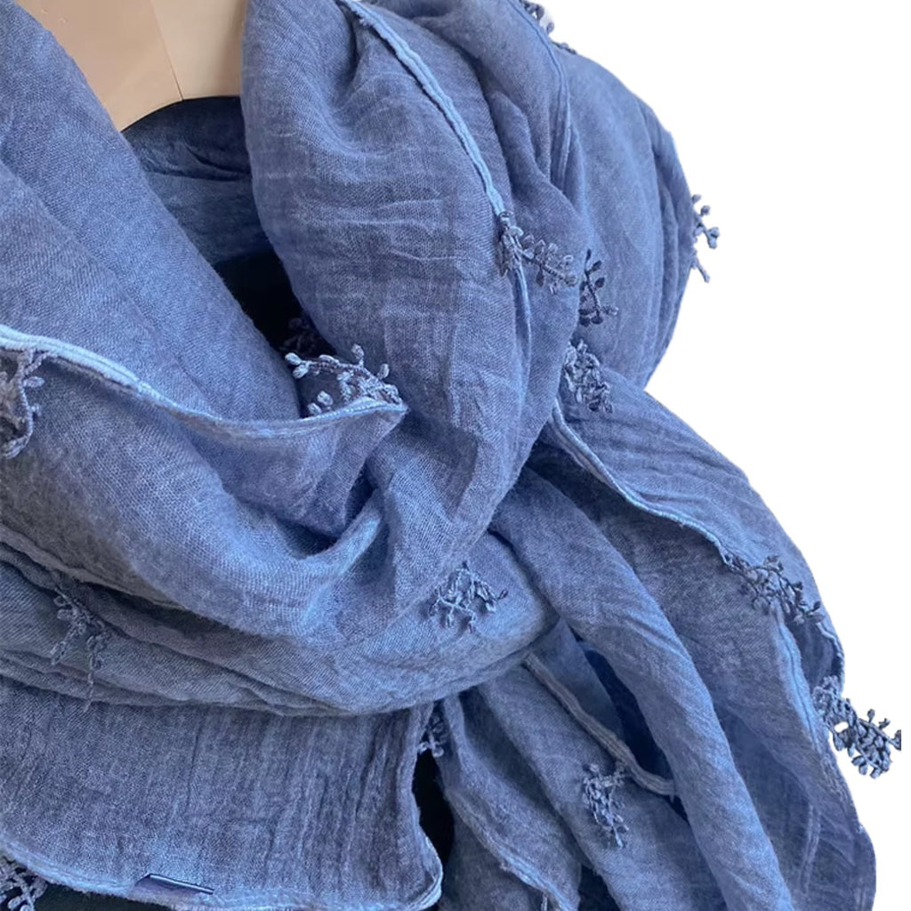 Dámský šál v tlumené modré barvě, ideální pro styling s kabátem nebo šaty | KAMEA | Spironik.pl