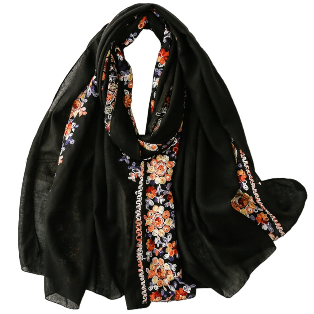 Szal w użyciu, stylizacja na chłodniejsze dni, elegancki akcent do wieczornych wyjść | KAMEA | Spironik.pl