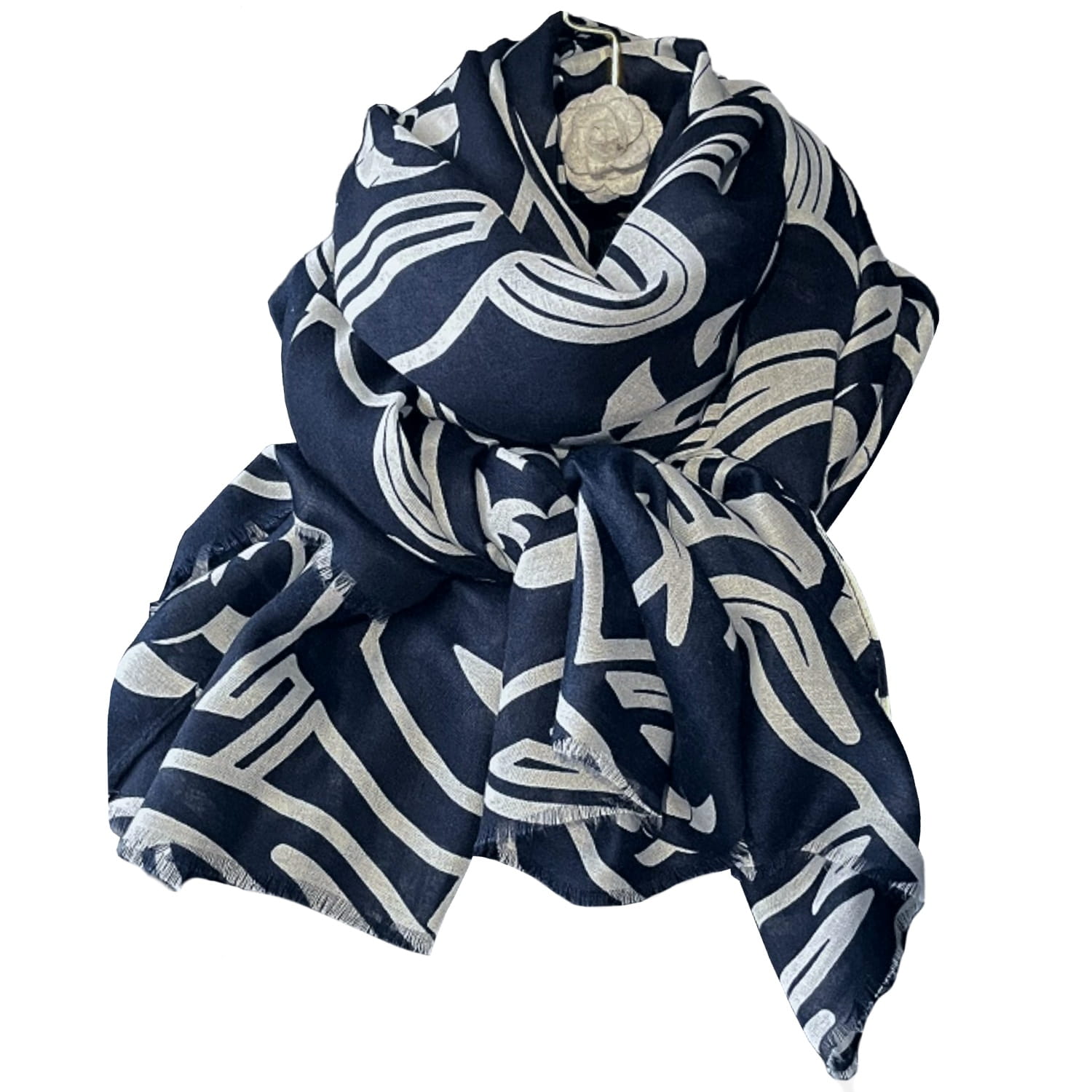 Granatowy szal w użyciu, zestawiony z eleganckim płaszczem na wieczorne wyjście | KAMEA | Spironik.pl