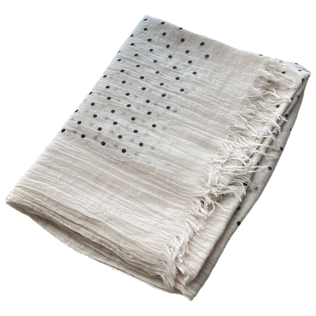 Жіночий шарф кремового кольору, ідеальний для повсякденних образів, представлений на тлі класичного одягу | KAMEA | Spironik.pl