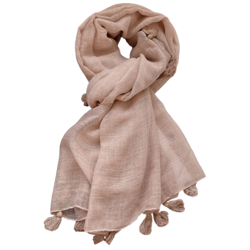 Жіночий шарф у пастельному відтінку, що демонструє м’яку тканину і легкий, повітряний характер | KAMEA | Spironik.pl