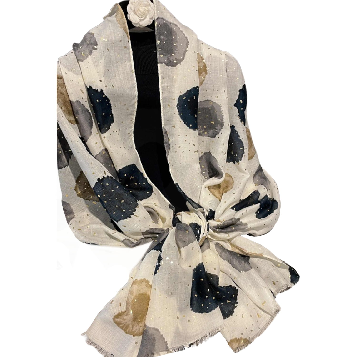 Szal w użyciu, elegancko ułożony na ramionach, podkreślający nowoczesny styl i komfort noszenia | KAMEA | Spironik.pl