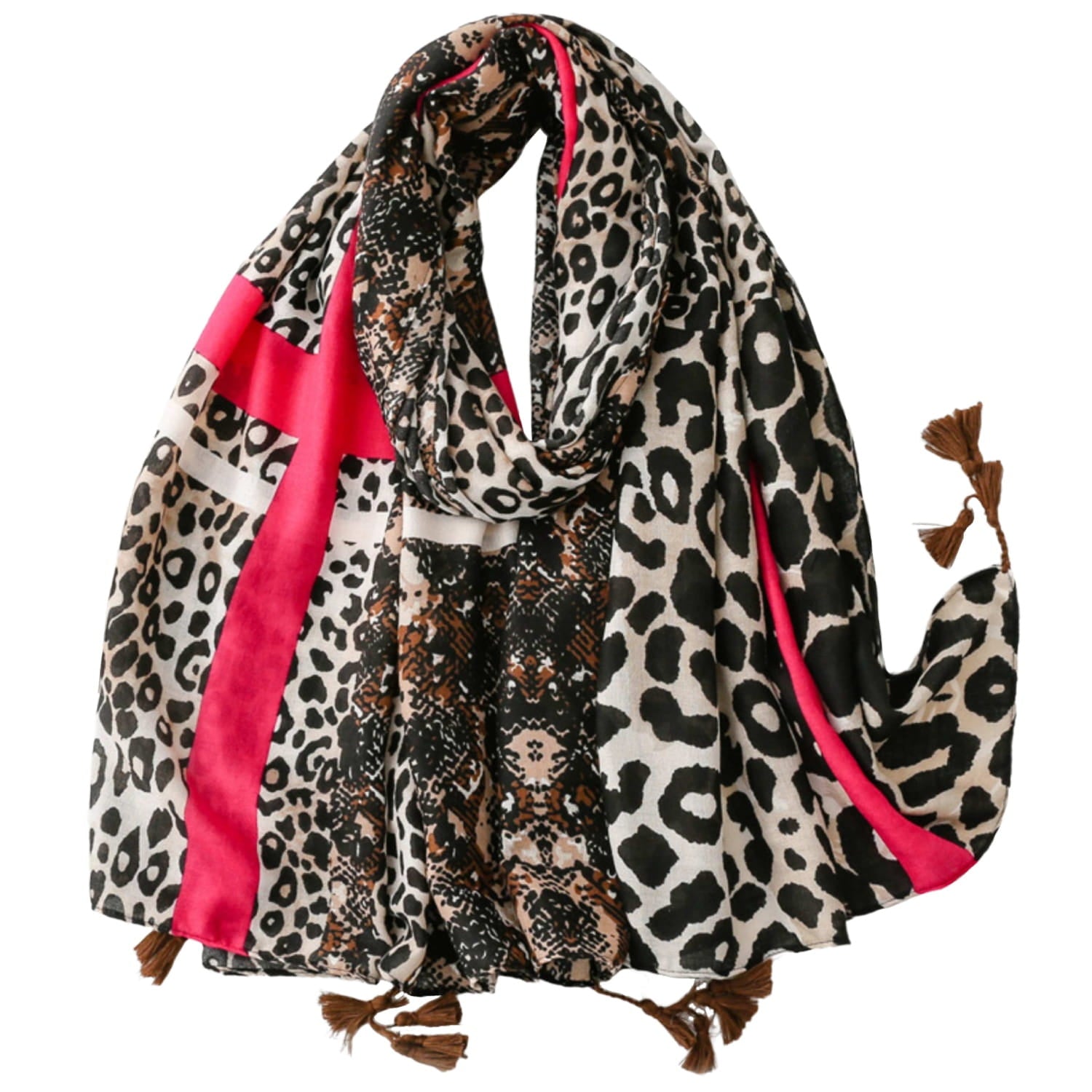 Szal w panterkę z fuksjowym dodatkiem, stylowo ułożony na płaszczu w casualowej stylizacji | KAMEA | Spironik.pl