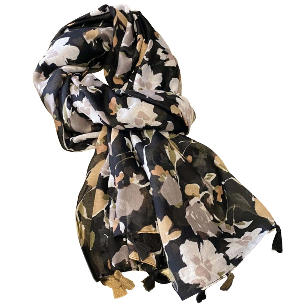 Detal frędzli w kontrastowych barwach na szalu w kwiatowy wzór, idealny do codziennych stylizacji | KAMEA | Spironik.pl