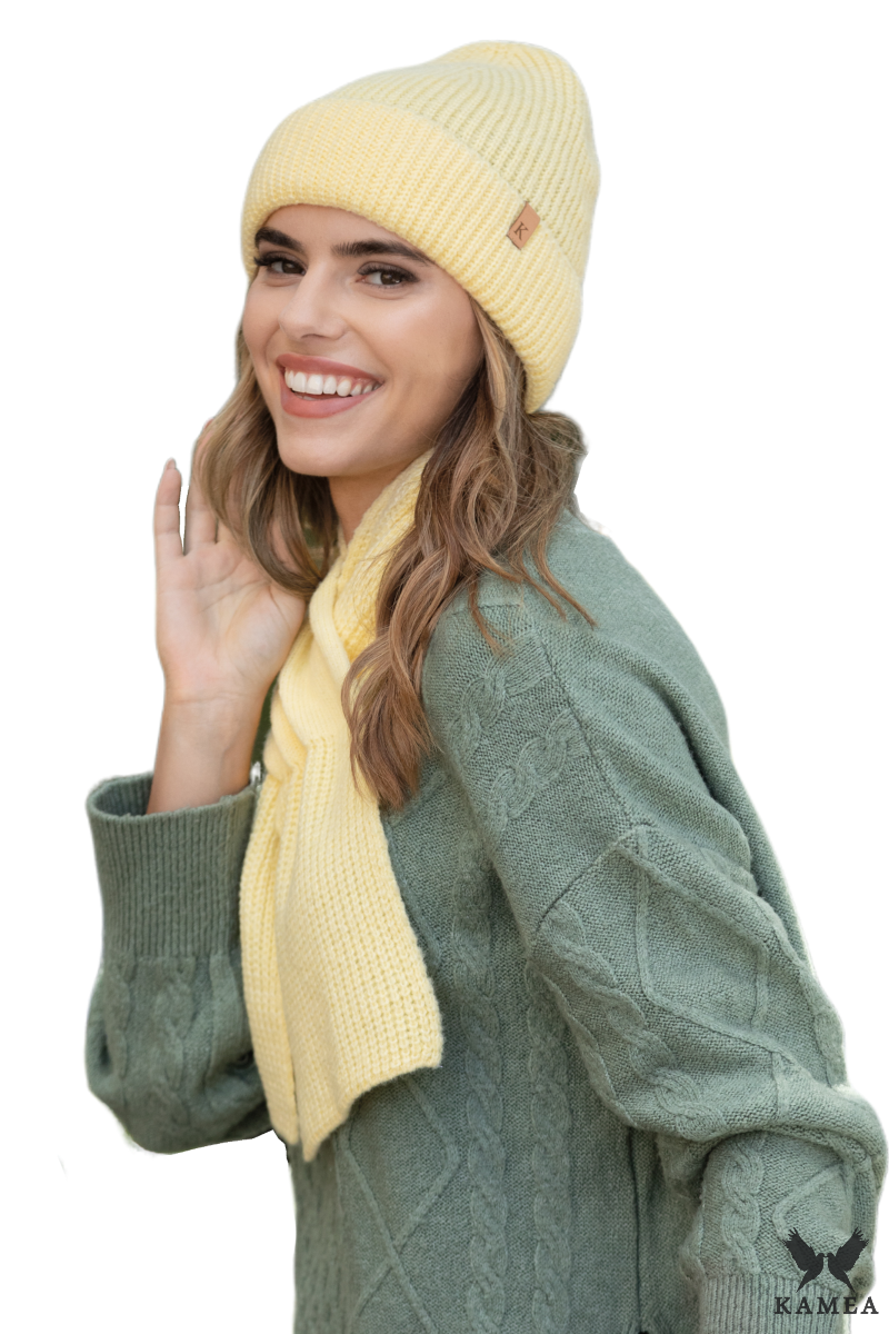 Komplety: czapka + szalik/komin, Model: Chloe-Komplet, Kolor: żółty, Skład materiału: 57% Akryl; 29% Poliamid; 7% Wiskoza; 7% Wełna, Przeznaczenie: Jesień/Zima, Wymiary(długość/szerokość): 108cm/16cm