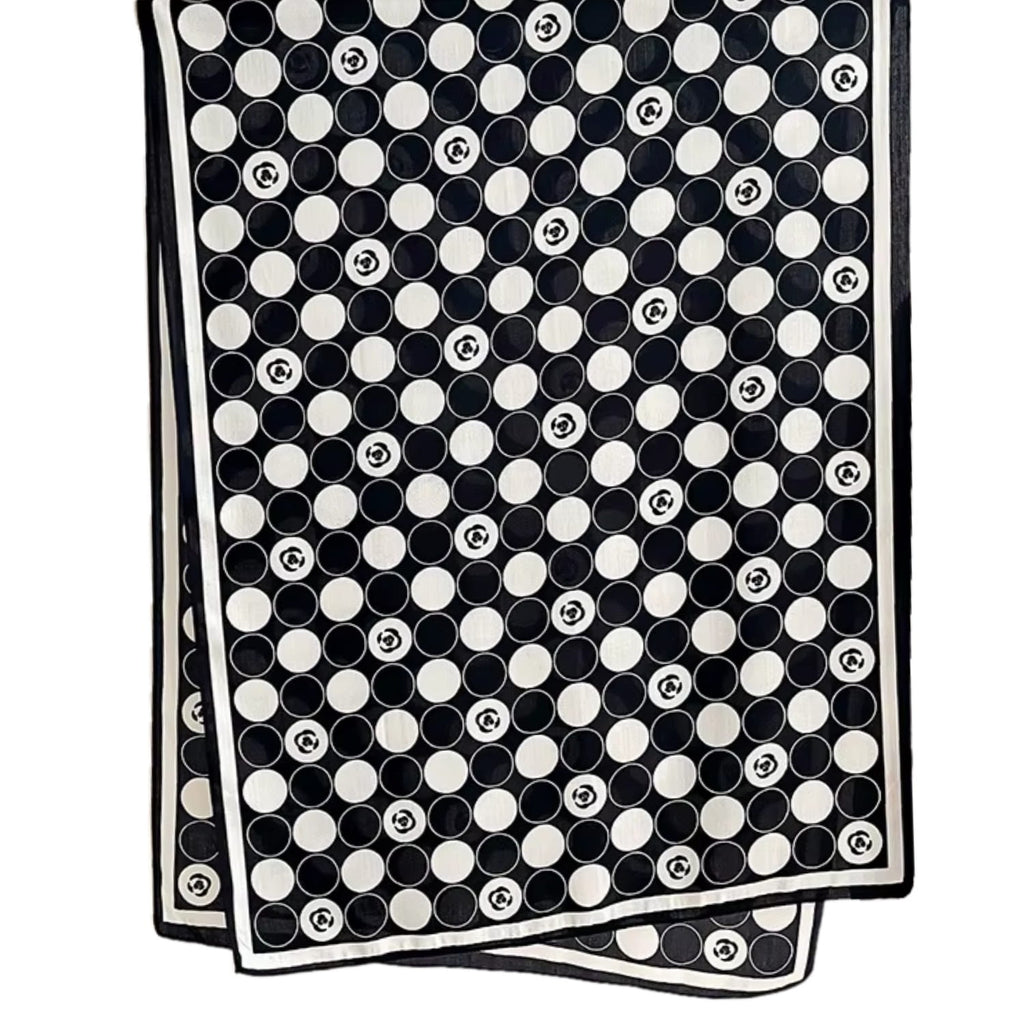 Bok czarno-białego szala z wiskozy, ukazujący jego delikatną fakturę i wzór | KAMEA | Spironik.pl