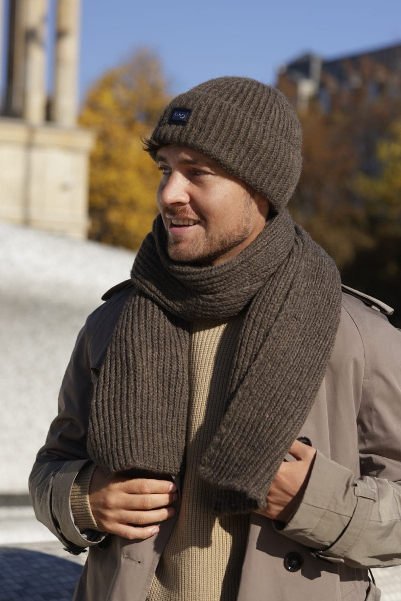 Komplety: czapka + szalik/komin, Model: MARTIN, Kolor: brązowy, Skład materiału: 85% Akryl; 15% Wełna, Przeznaczenie: Jesień/Zima, Wymiary(długość/szerokość): 172cm/28cm