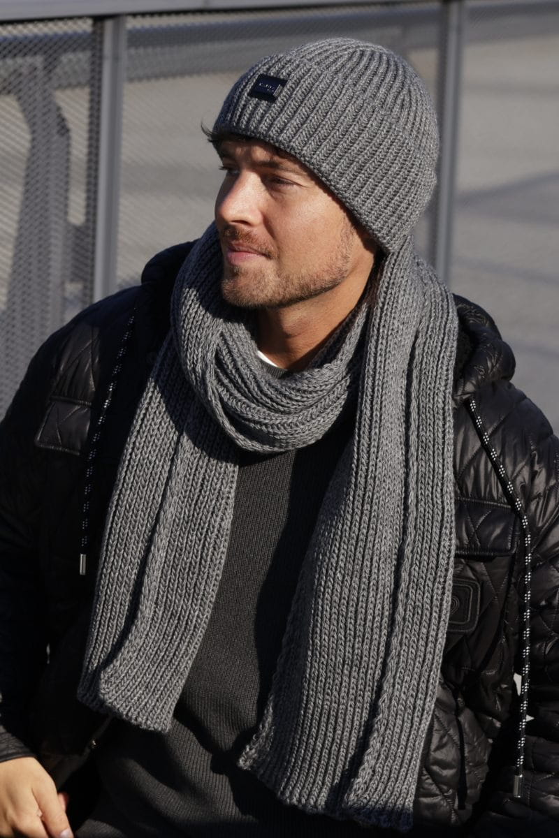 Komplety: czapka + szalik/komin, Model: MARTIN, Kolor: ciemny szary, Skład materiału: 85% Akryl; 15% Wełna, Przeznaczenie: Jesień/Zima, Wymiary(długość/szerokość): 172cm/28cm