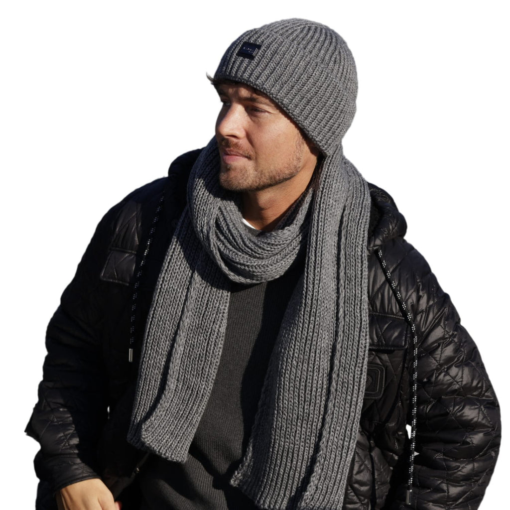Zestaw czapka i szalik w minimalistycznym stylu, bez zbędnych ozdób i z dyskretnymi metkami | KAMEA | Spironik.pl