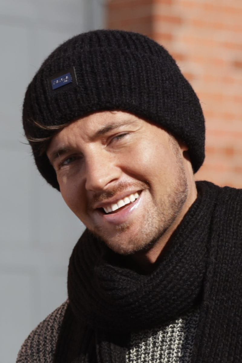 Detal czapki KAMEA MARTIN, ukazujący elastyczny brzeg i minimalistyczny design w głębokiej czerni | Spironik.pl