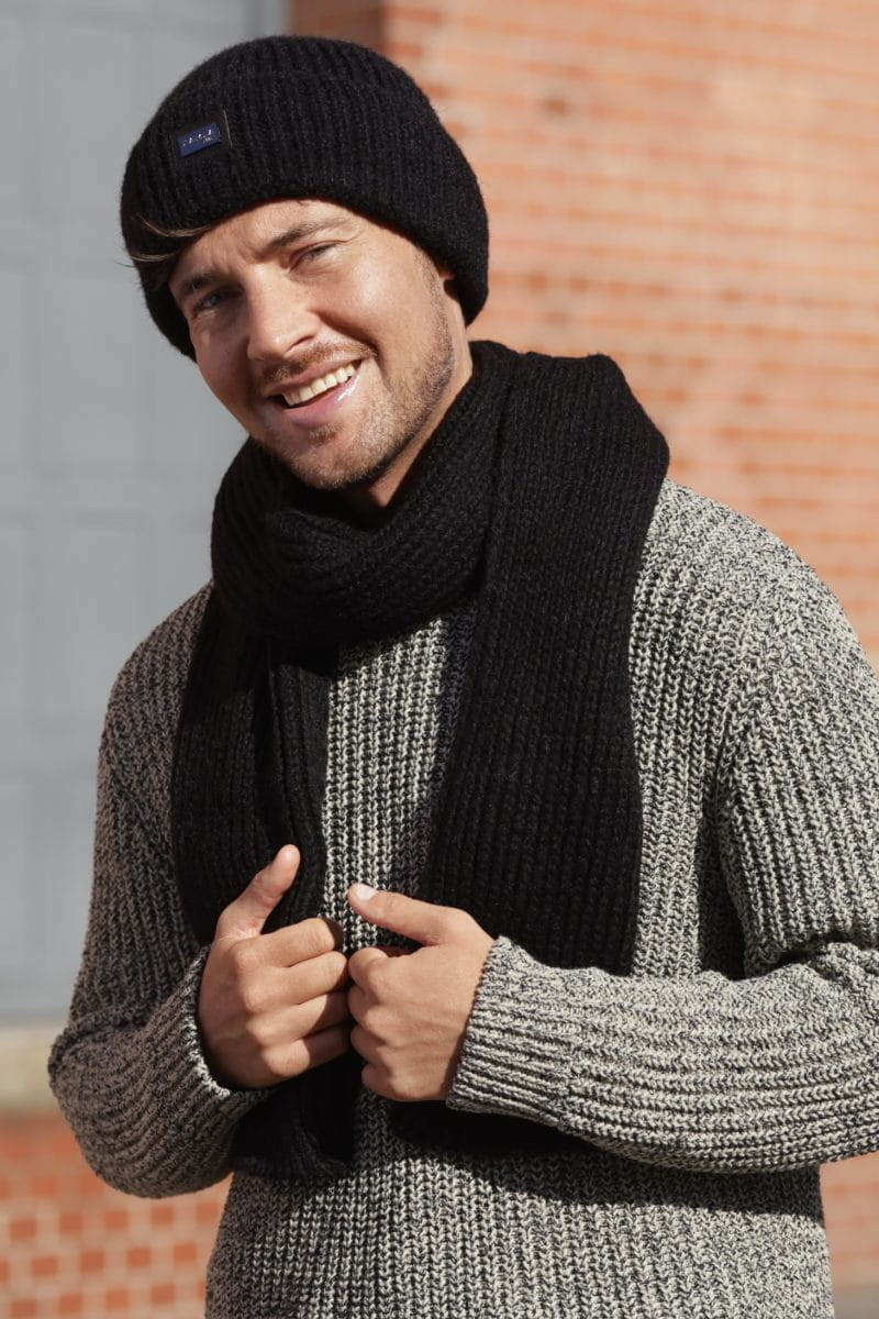 Komplety: czapka + szalik/komin, Model: MARTIN, Kolor: czarny, Skład materiału: 85% Akryl; 15% Wełna, Przeznaczenie: Jesień/Zima, Wymiary(długość/szerokość): 172cm/28cm