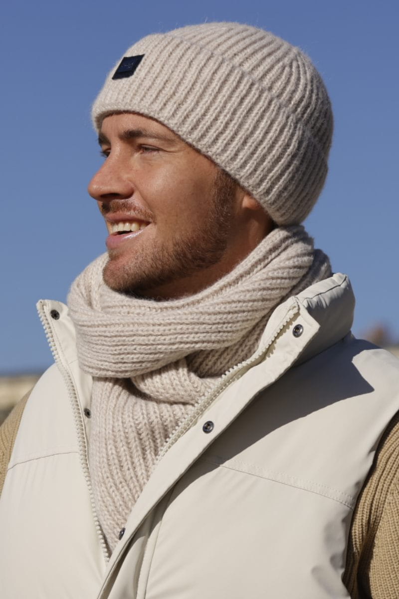 Detal czapki MARTIN: minimalistyczny design bez podszewki, wykonana z akrylu i wełny | KAMEA | Spironik.pl