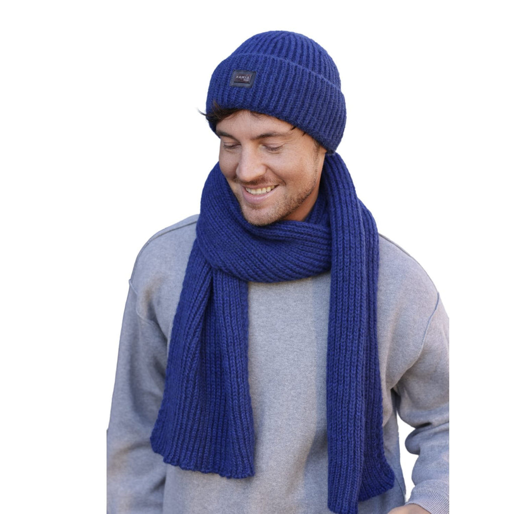 Szalik o długości 172 cm w minimalistycznym stylu, doskonale komponujący się z różnymi okryciami wierzchnimi | KAMEA | Spironik.pl