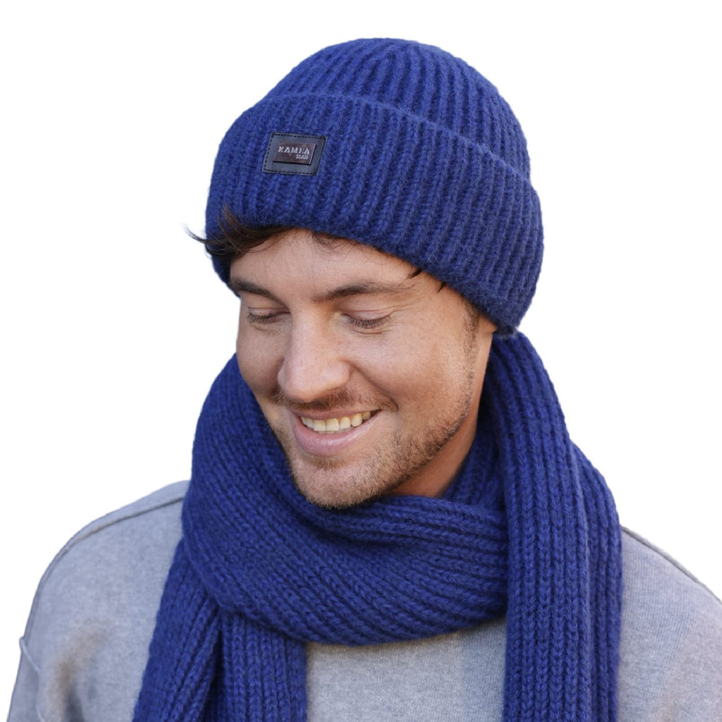 Komplet męski MARTIN w użyciu, zestaw czapki i szalika w granatowym kolorze, pasujący do wielu stylizacji | KAMEA | Spironik.pl