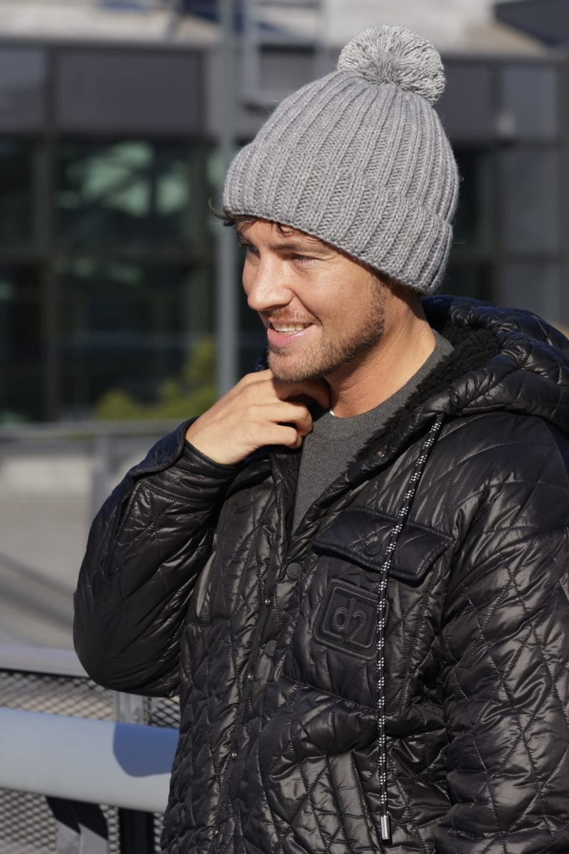 Detal prążkowanej czapki męskiej Jack z widocznym pomponem w kolorze jasnoszarym | KAMEA | Spironik.pl