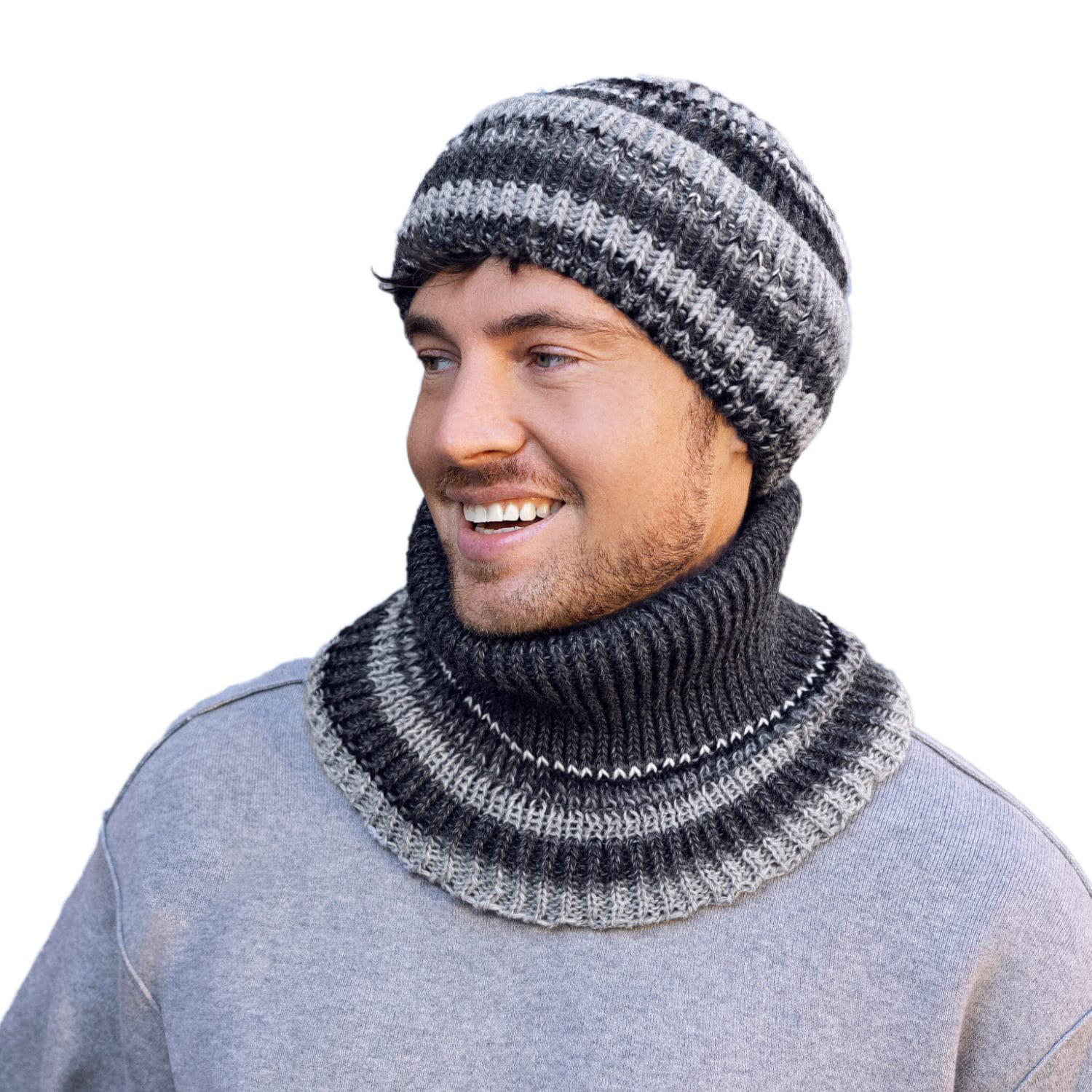 Czapka męska ISU w użyciu, zestawiona z pikowaną kurtką i jeansami, styl codzienny | KAMEA | Spironik.pl