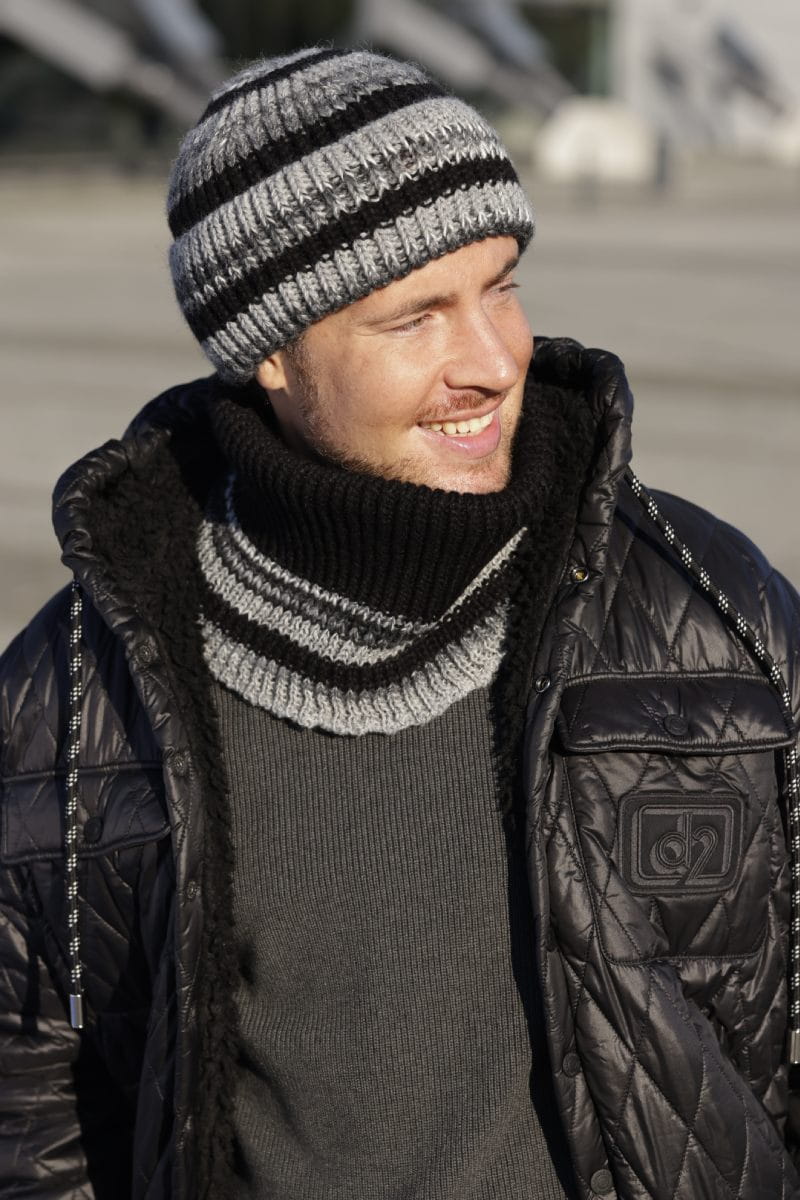 Detal prążkowanej czapki ISU w kolorze czarnym i szarym, bez pompona, z elastycznym dopasowaniem | KAMEA | Spironik.pl