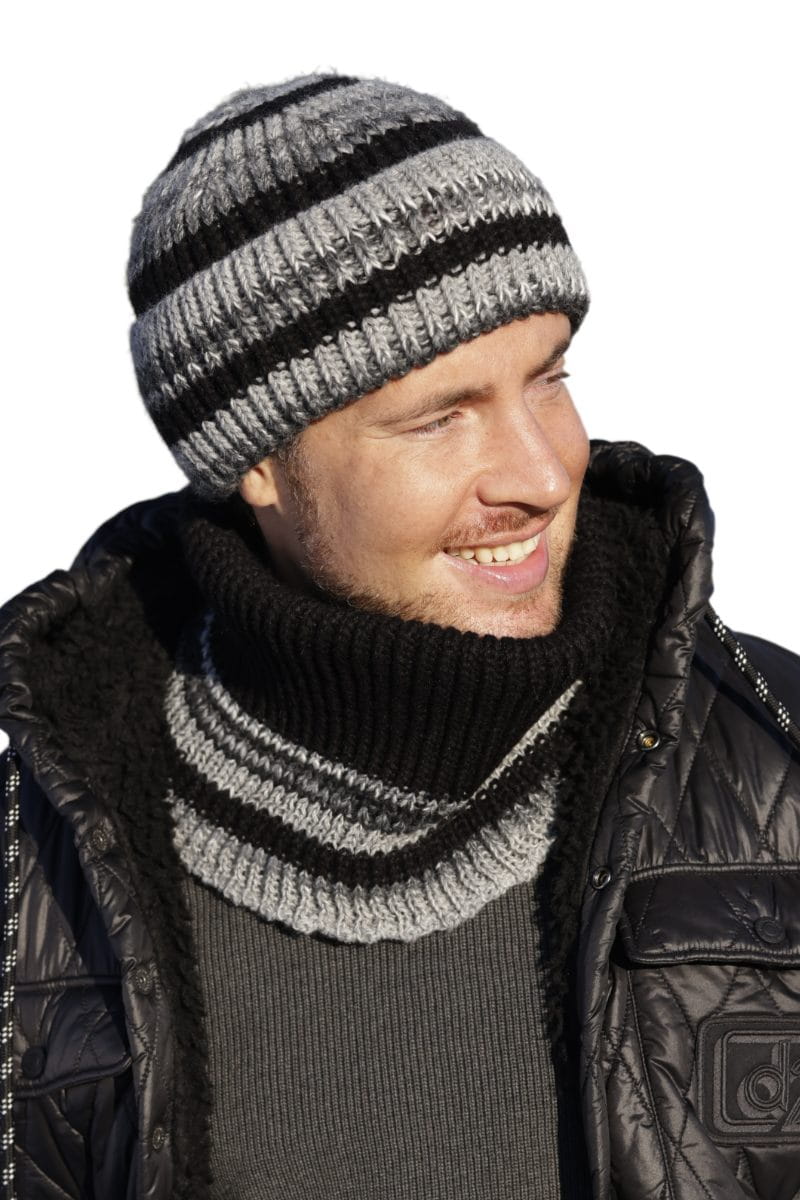 Czapka męska ISU w użyciu, zestawiona z pikowaną kurtką, doskonała na codzienne wyjścia | KAMEA | Spironik.pl