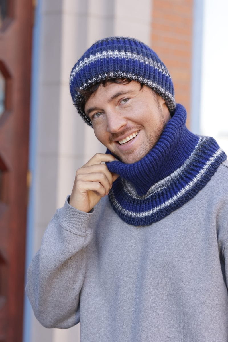 Detal prążkowanej czapki męskiej ISU w granatowym kolorze, wykonanej z mieszanki wełny i alpaki | KAMEA | Spironik.pl