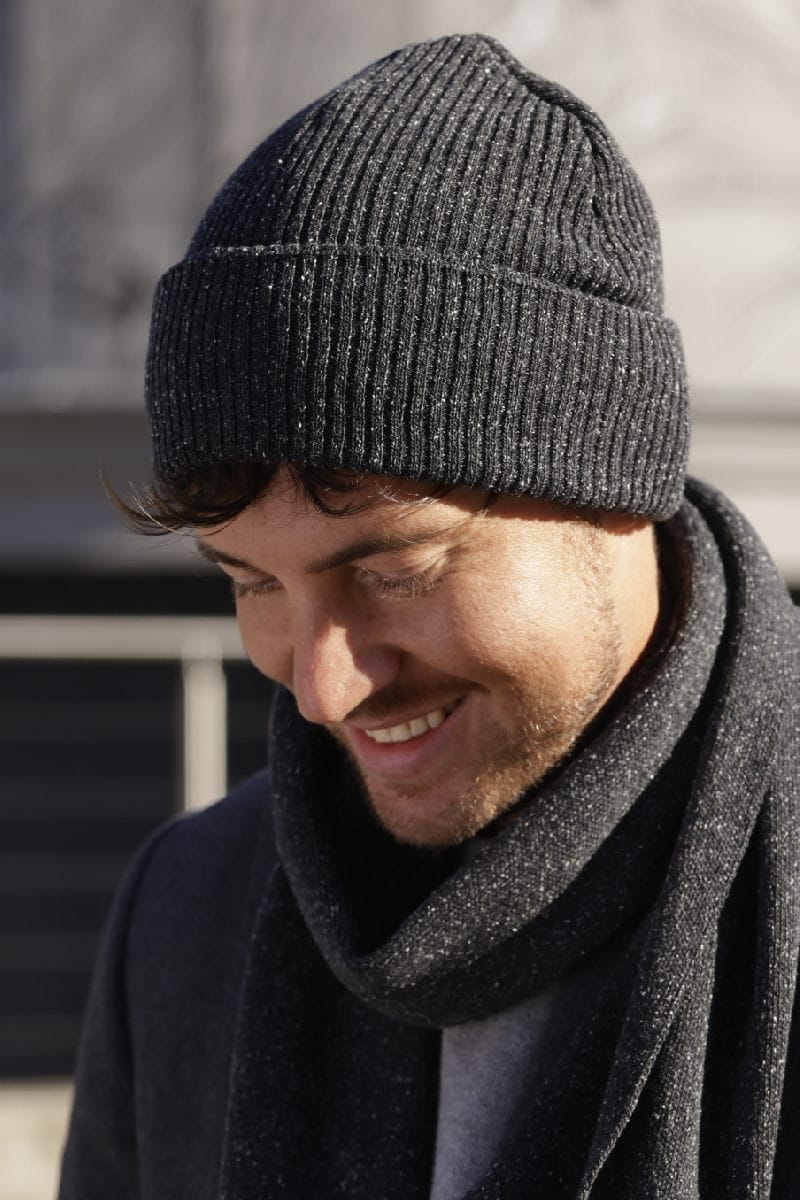 Komplety: czapka + szalik/komin, Model: Patrick, Kolor: grafitowy, Skład materiału: 45% Akryl; 37% Wełna Merino; 18% Jedwab, Przeznaczenie: Jesień/Zima, Wymiary(długość/szerokość): 170cm/28cm