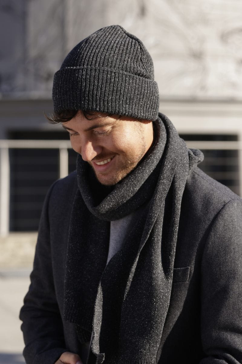 Czapka męska Patrick z mankietem, dwuwarstwowa dzianina w kolorze grafitowym, idealna na jesień i zimę | KAMEA | Spironik.pl