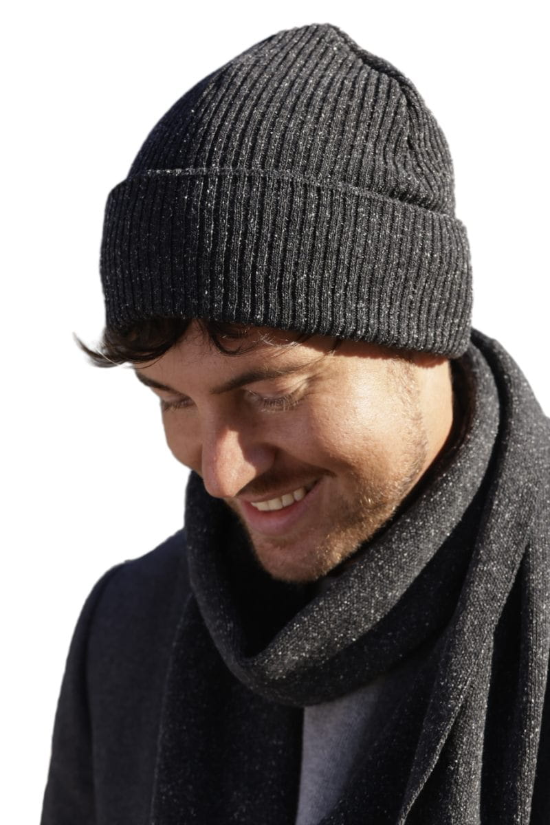 Detal prążkowanej struktury czapki Patrick, podkreślający elegancki wygląd i wysoką jakość materiałów | KAMEA | Spironik.pl