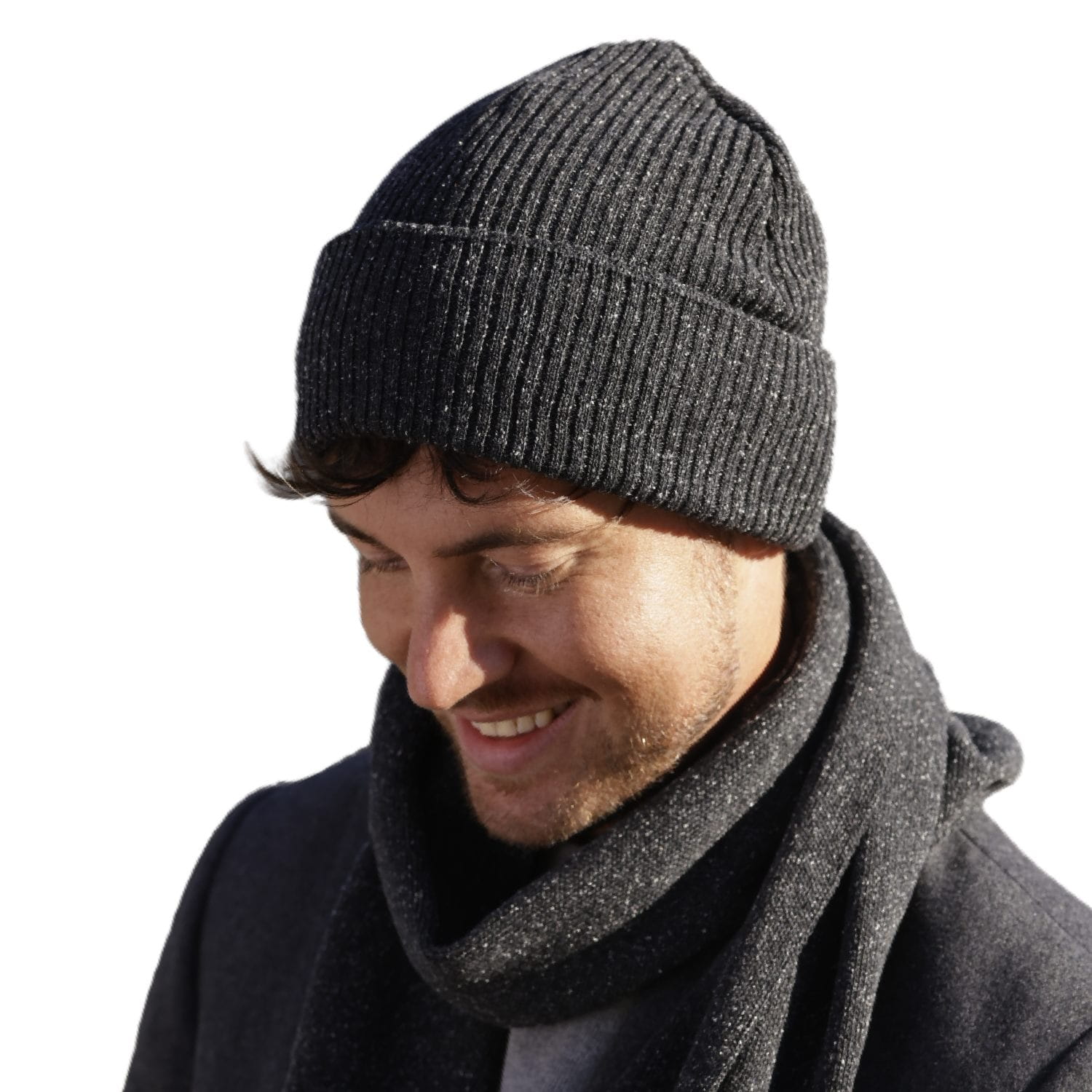 Czapka i szalik Patrick w użyciu, stylizacja z płaszczem, pasujące do różnych kolorów odzieży wierzchniej | KAMEA | Spironik.pl