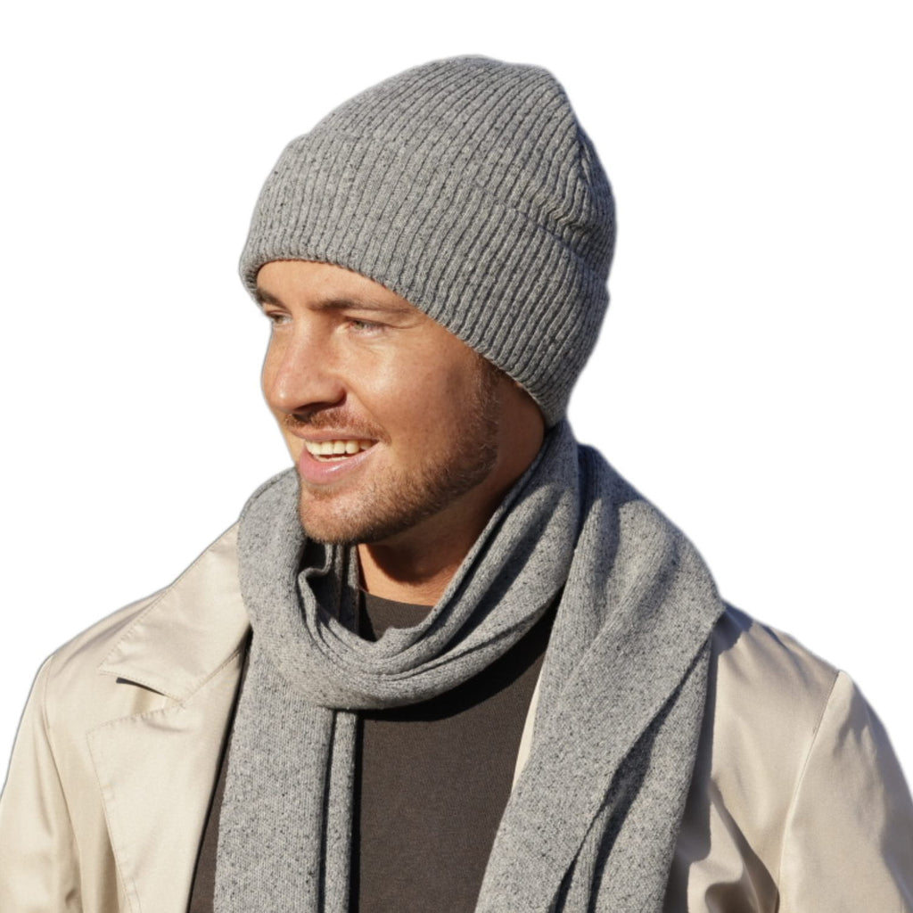 Czapka i szalik Patrick w użyciu: zestaw pasujący do płaszcza, trencza i puchówki na chłodne dni | KAMEA | Spironik.pl