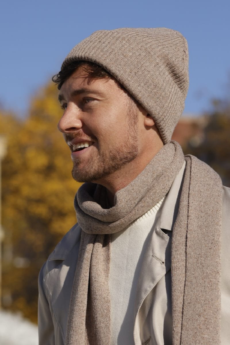 Komplety: czapka + szalik/komin, Model: Patrick, Kolor: niebieski, Skład materiału: 45% Akryl; 37% Wełna Merino; 18% Jedwab, Przeznaczenie: Jesień/Zima, Wymiary(długość/szerokość): 170cm/28cm