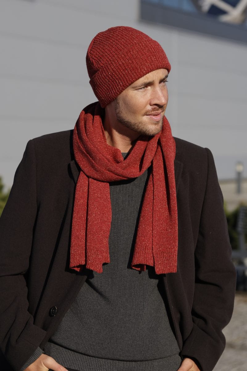 Komplety: czapka + szalik/komin, Model: Patrick, Kolor: rudy, Skład materiału: 45% Akryl; 37% Wełna Merino; 18% Jedwab, Przeznaczenie: Jesień/Zima, Wymiary(długość/szerokość): 170cm/28cm (Komplety: czapka + szalik/komin, zdjęcie 2)