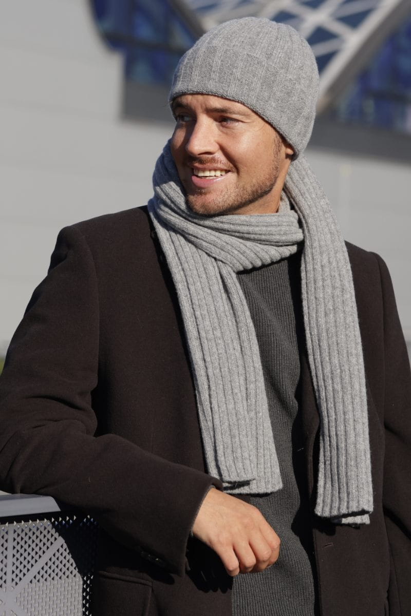 Komplety: czapka + szalik/komin, Model: Trevor-Komplet, Kolor: szary, Skład materiału: 80% Wełna; 20% Poliamid, Przeznaczenie: Jesień/Zima, Wymiary(długość/szerokość): 165cm/25cm