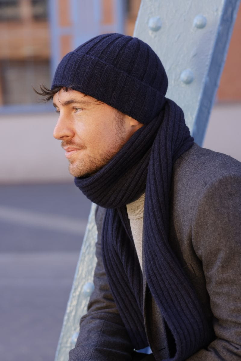 Komplet (Czapka + Szalik), Model: Trevor-Komplet, Kolor: granatowy, Skład materiału: 80% Wełna; 20% Poliamid, Przeznaczenie: Jesień/Zima, Wymiary(długość/szerokość): 165cm/25cm