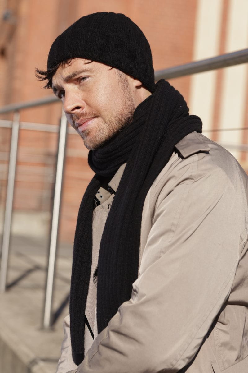 Komplety: czapka + szalik/komin, Model: Trevor-Komplet, Kolor: czarny, Skład materiału: 80% Wełna; 20% Poliamid, Przeznaczenie: Jesień/Zima, Wymiary(długość/szerokość): 165cm/25cm