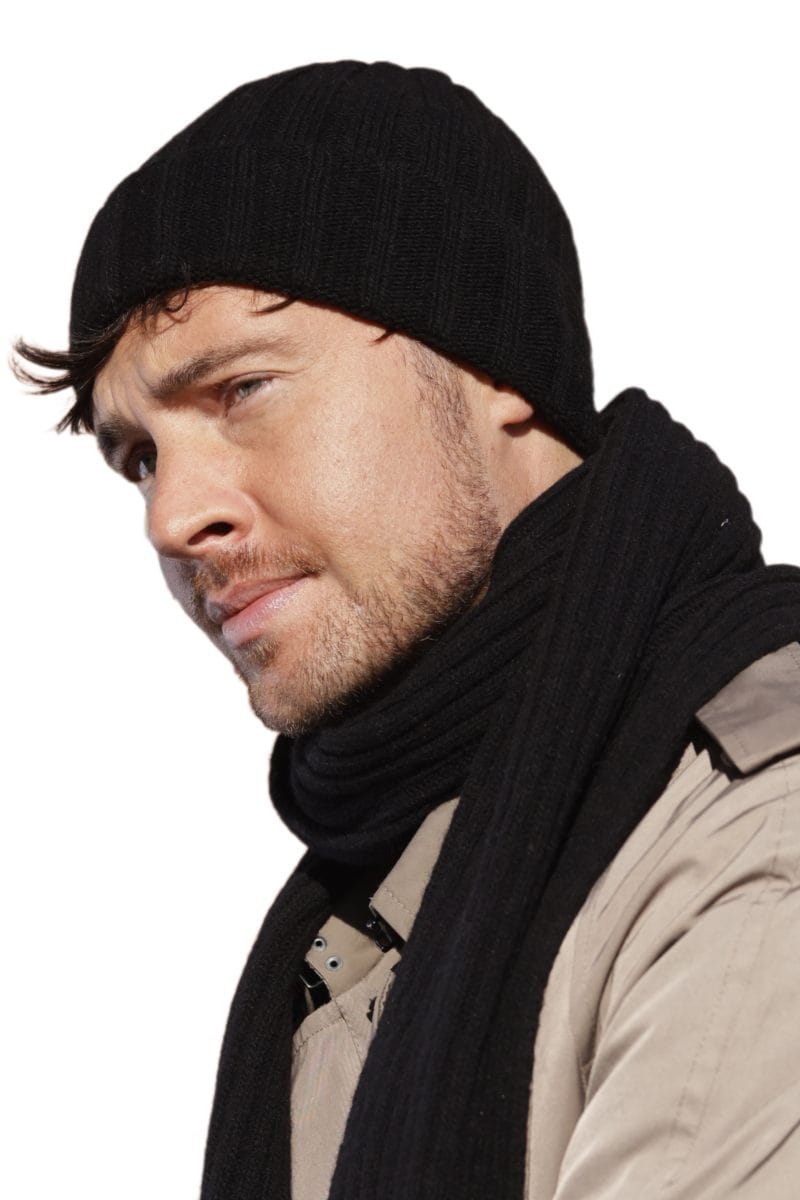 Czapka i szalik KAMEA Trevor w użyciu, zapewniające ciepło i komfort w chłodne dni | Spironik.pl
