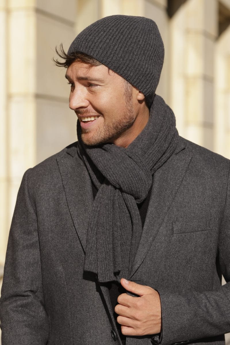 Komplety: czapka + szalik/komin, Model: Franko-komplet, Kolor: ciemny szary, Skład materiału: 80% Wełna; 20% Poliamid, Przeznaczenie: Jesień/Zima, Wymiary(długość/szerokość): 170cm/25cm