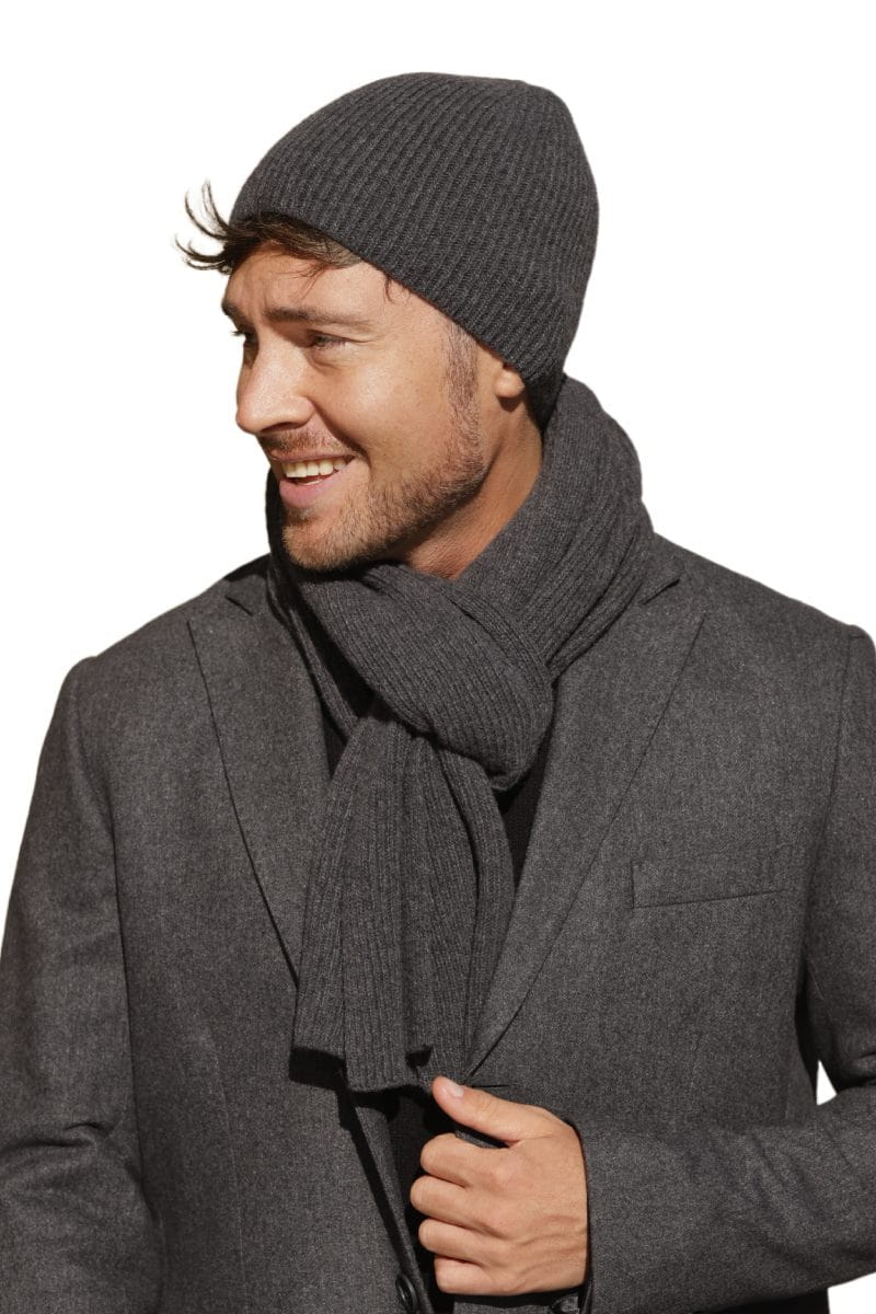 Detal prążkowanej faktury czapki i szalika w ciemnoszarym odcieniu, wykonane z wełny i poliamidu | KAMEA | Spironik.pl