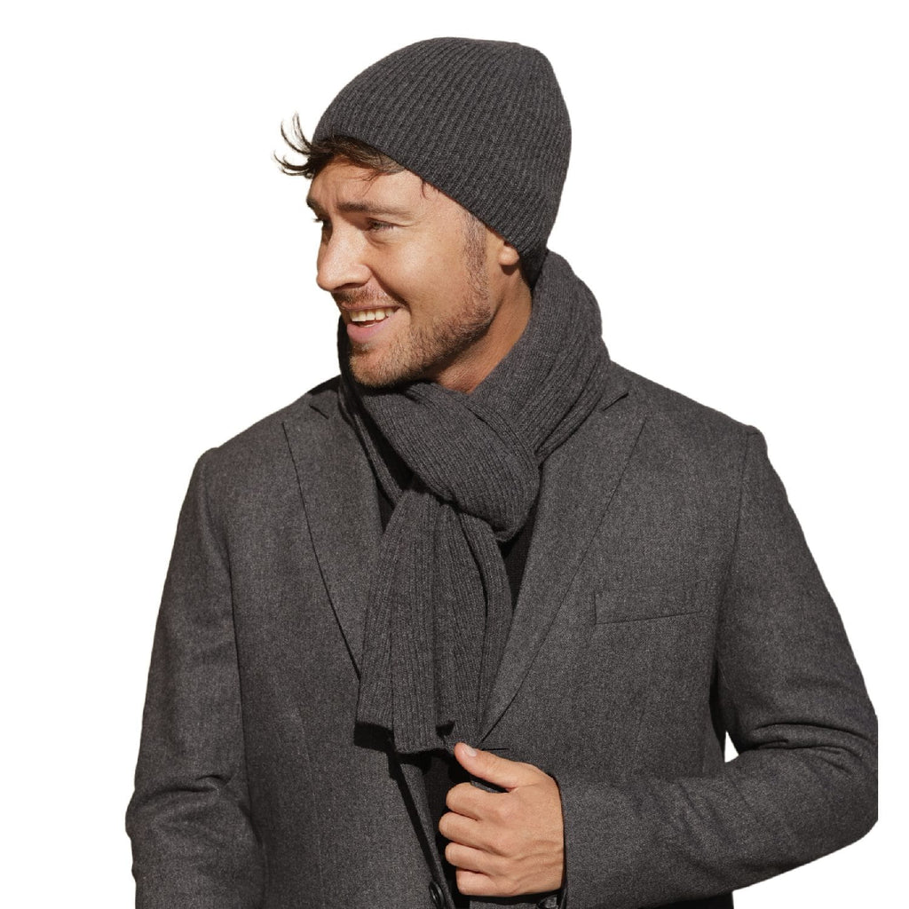 Czapka beanie i szalik w zestawie, prezentujące minimalistyczny design, doskonałe do różnych stylizacji | KAMEA | Spironik.pl