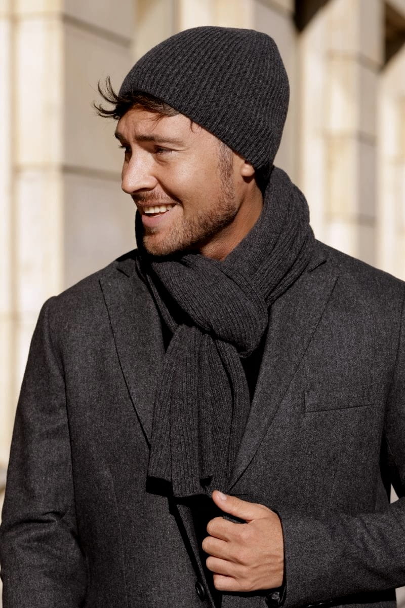 Komplety: czapka + szalik/komin, Model: Franko-komplet, Kolor: grafitowy, Skład materiału: 80% Wełna; 20% Poliamid, Przeznaczenie: Jesień/Zima, Wymiary(długość/szerokość): 170cm/25cm